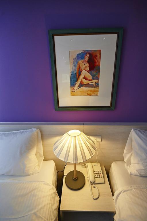 Lily Hotel Kaohsiung Exterior photo